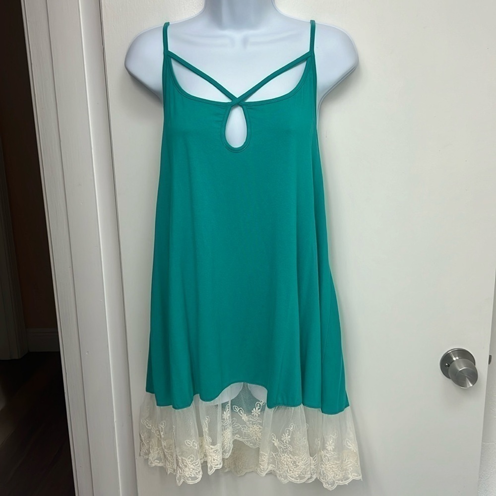 Umgee Green crisscross spaghetti strap top/dress Sz M, cream colored lace
